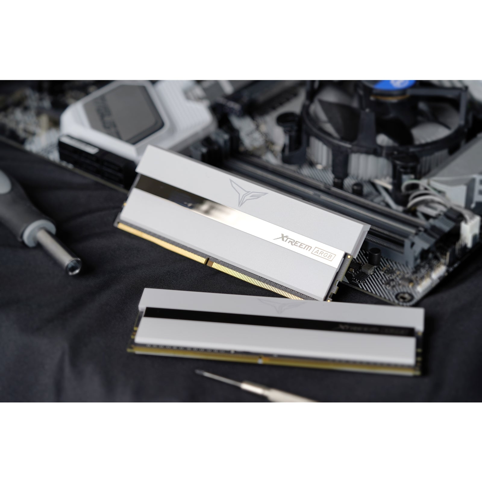 Team T-Force XTREEM ARGB 32GB White Heatsink with ARGB LEDs (2 x 16GB) DDR4 4000MHz DIMM System Memory