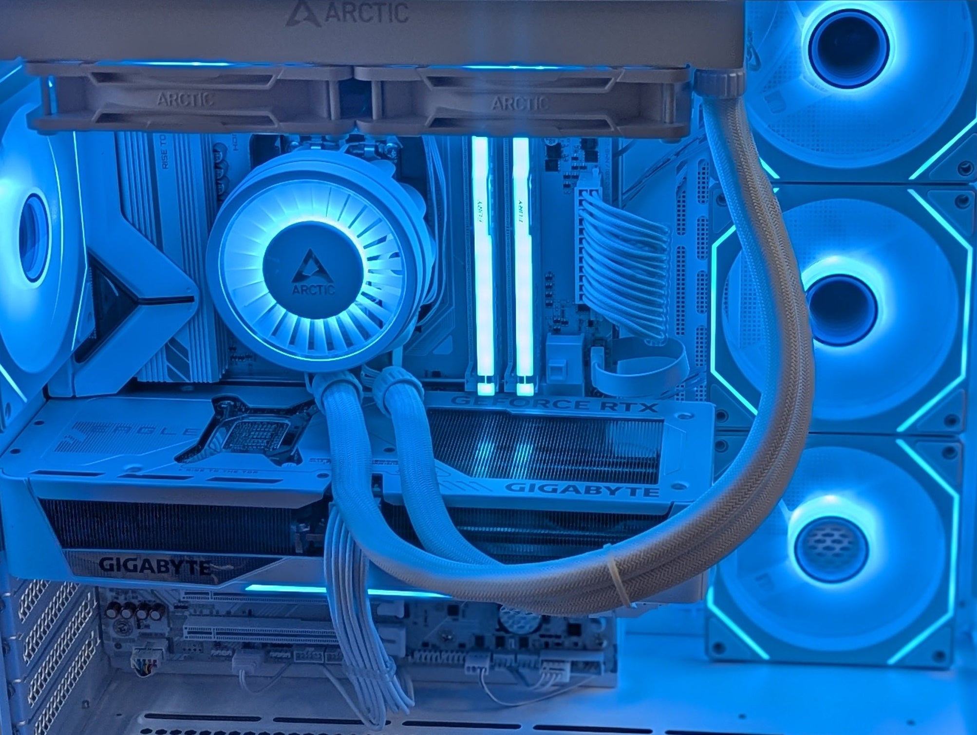 NEP ICE EAGLE R7 Gaming PC - Ryzen 7 9700X, RTX 5070 12GB, 32GB DDR5, 2TB SSD, Wi-Fi 7, Win 11 Home - White